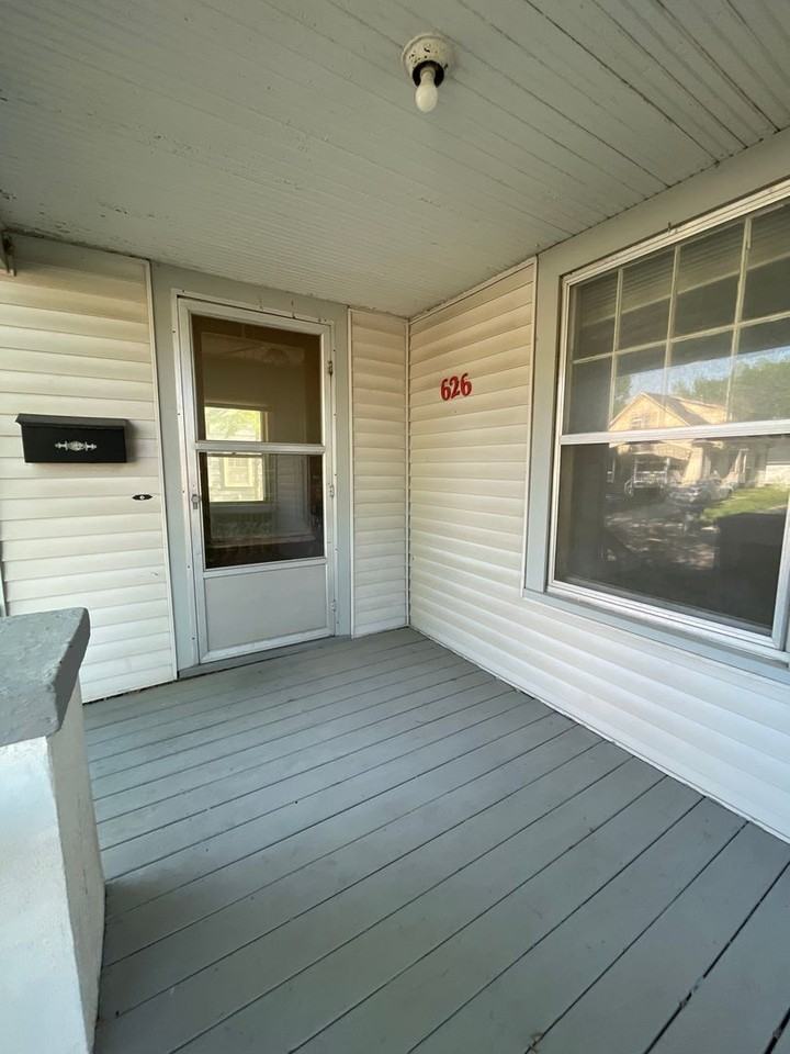 626 Lawrence St - Photo 3 of 20