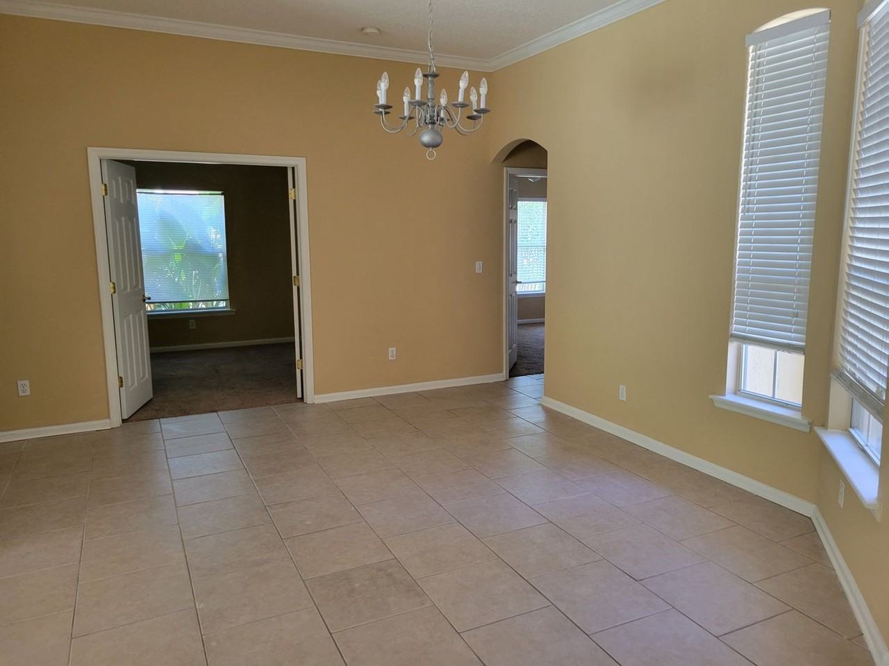 7621 Crosstree Ln - Photo 4 of 24