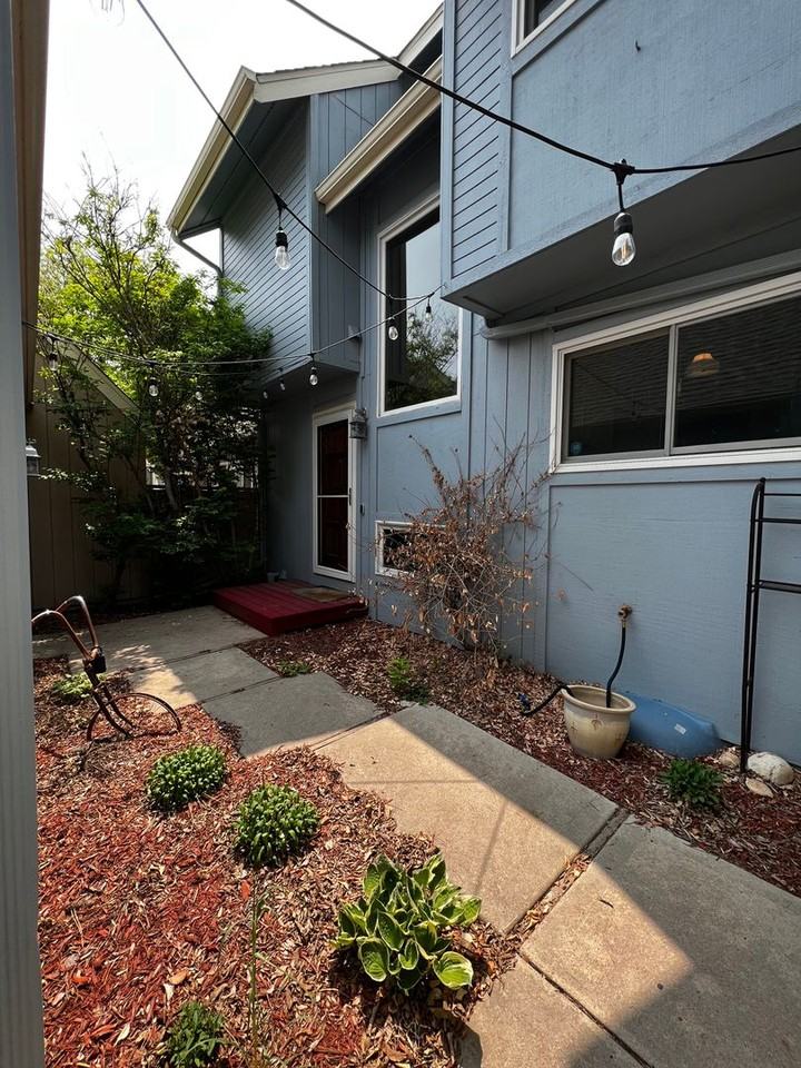 1212 Solstice Ln - Photo 3 of 29