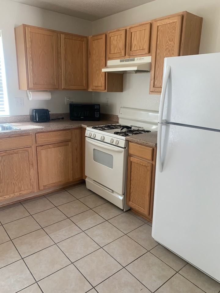 2315 N Juniper Ln - Photo 3 of 10