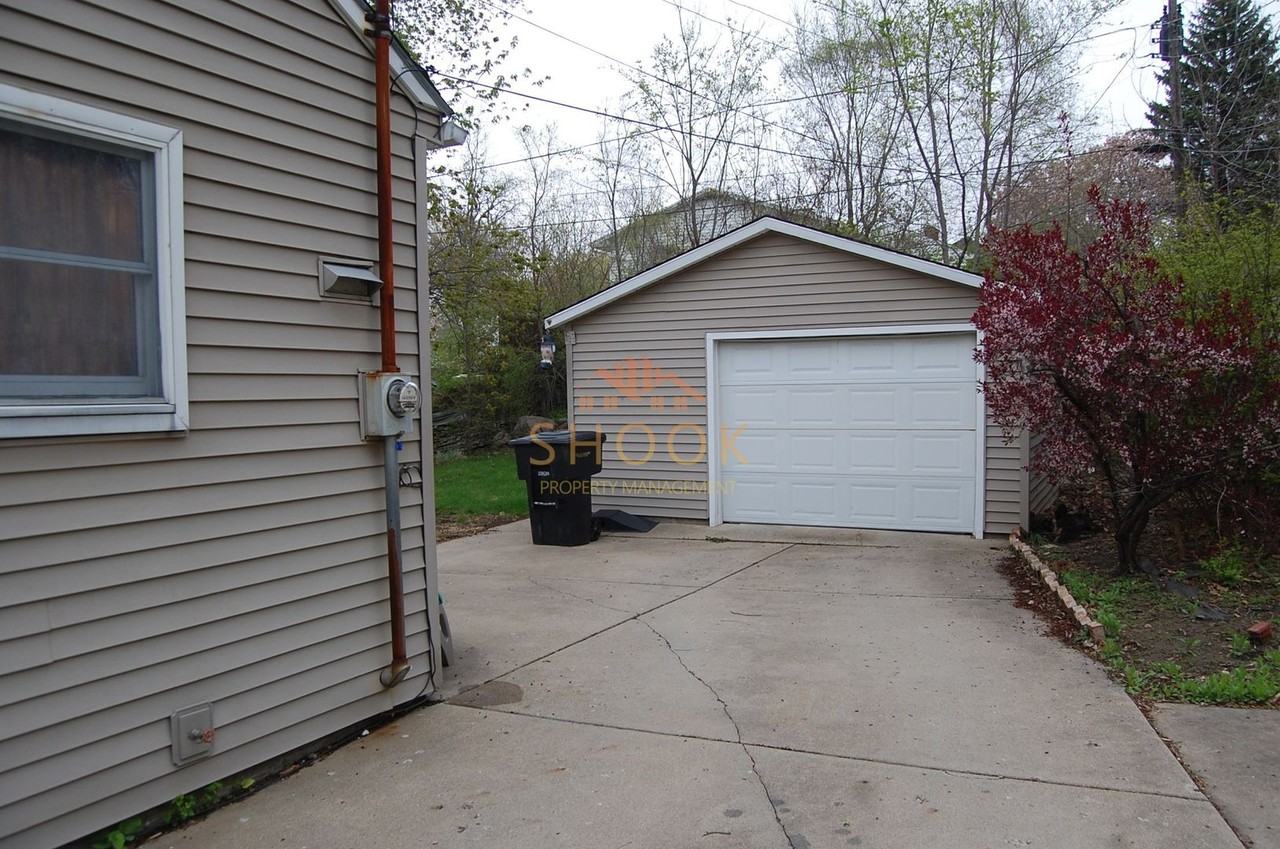 1031 Tulip Ln - Photo 2 of 9