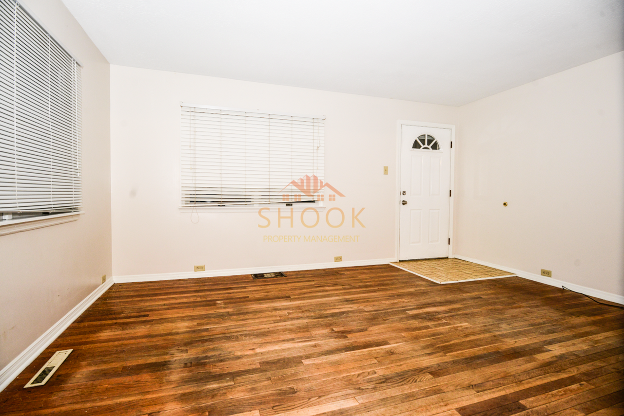 1031 Tulip Ln - Photo 3 of 9
