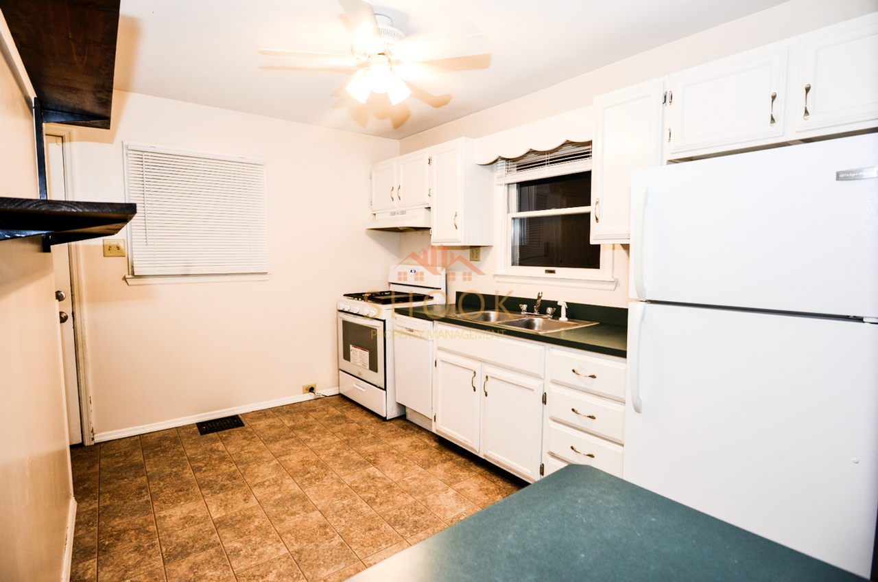 1031 Tulip Ln - Photo 5 of 9