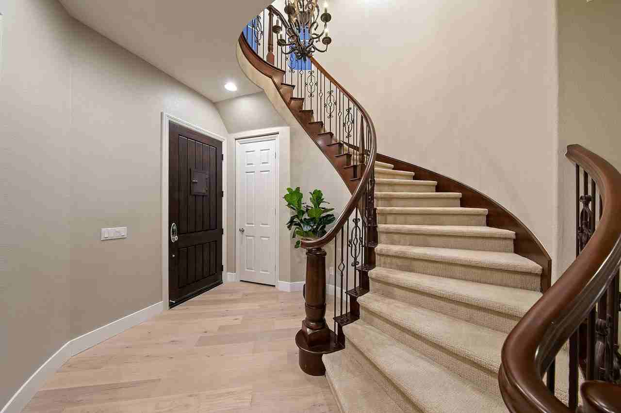 687 Lynwood Dr - Photo 5 of 41