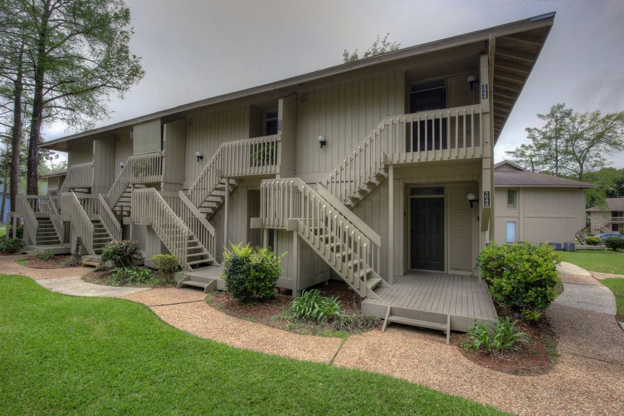 1046 Seacliff Dr N - Photo 2 of 15