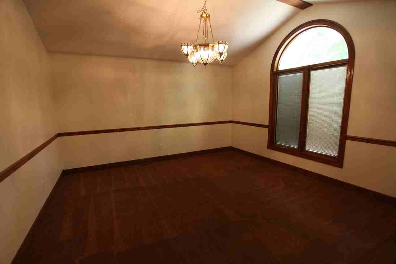 580 Oriole Cir - Photo 3 of 17