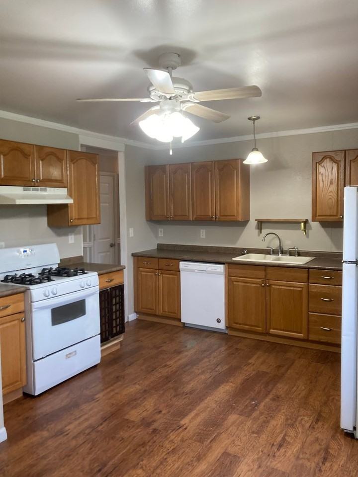 210 8th St E - Photo 5 of 11