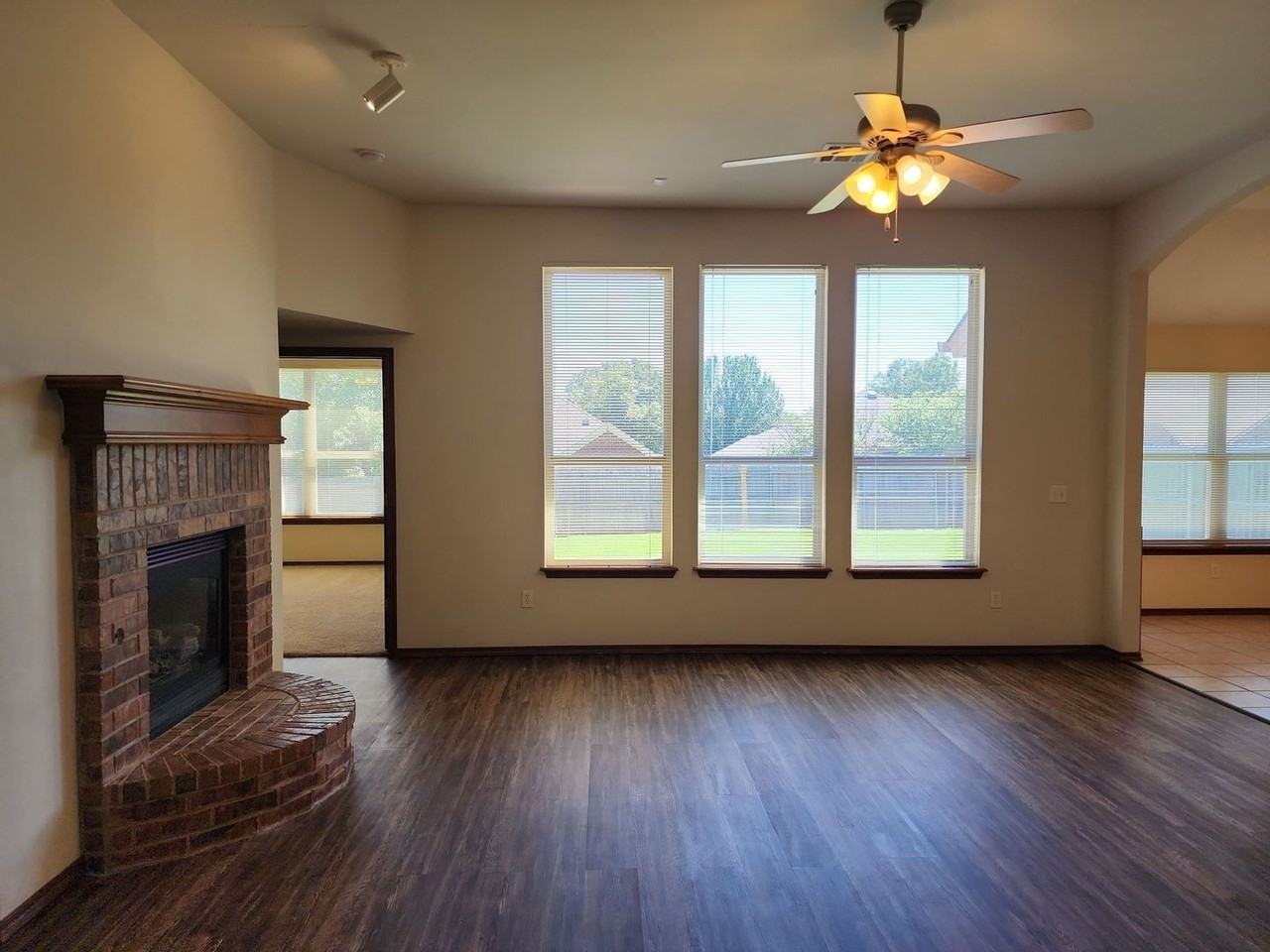2416 Arbor Dr - Photo 4 of 17