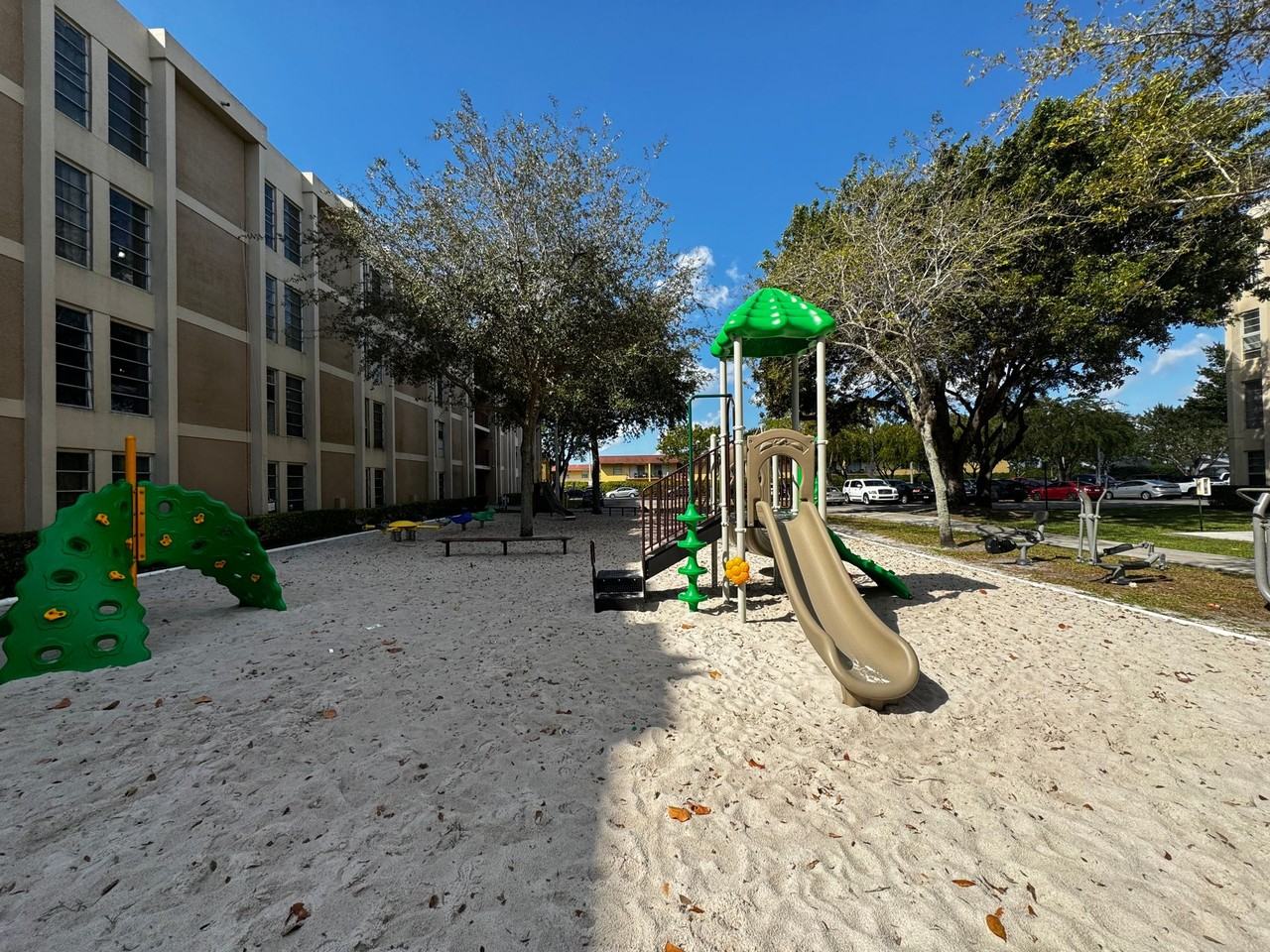 Coral Haven Apartments - Photo 7 of 10