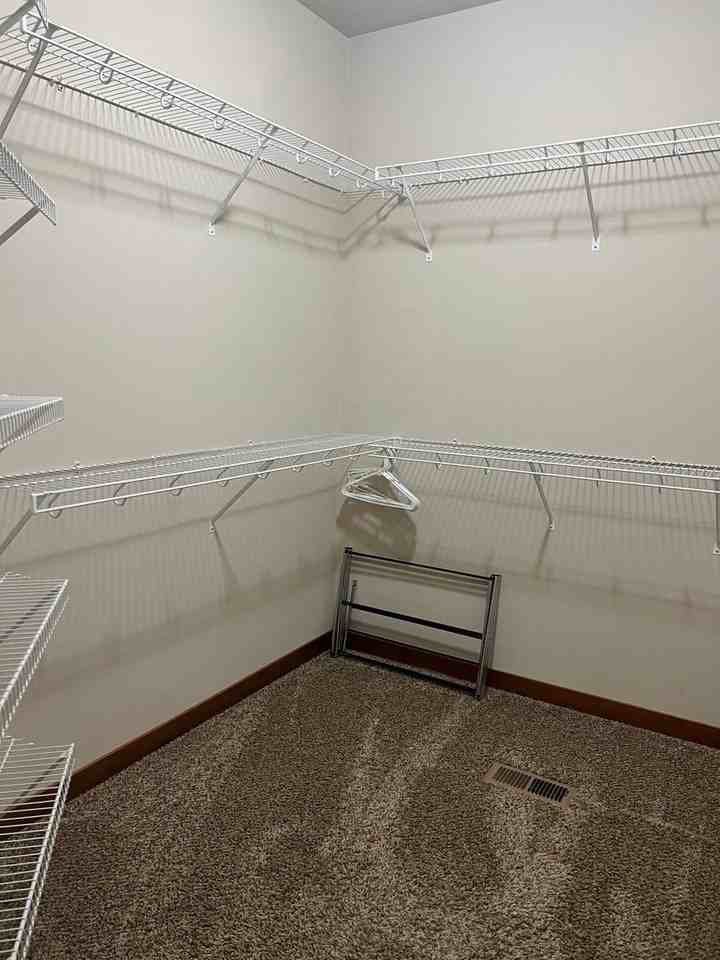 5691 Meadow View Ct - Photo 3 of 12