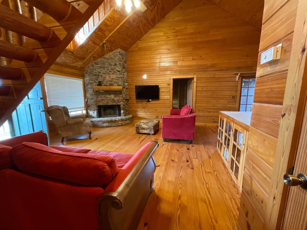103 Beach Dr - Photo 4 of 33