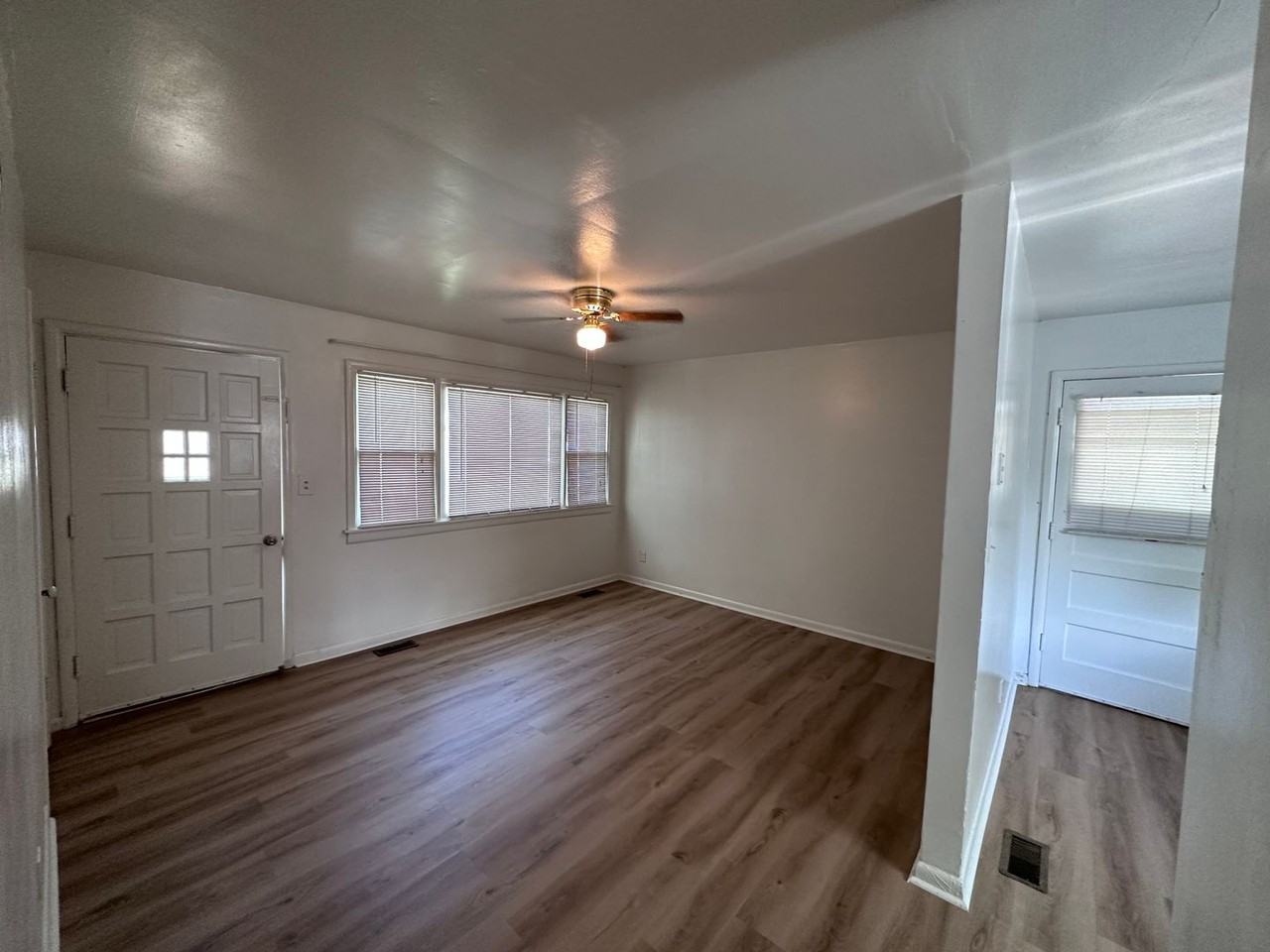 318 S Lamar Ave - Photo 2 of 8