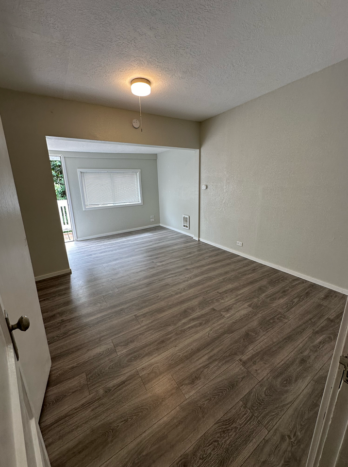 WHIT01 - Photo 2 of 6