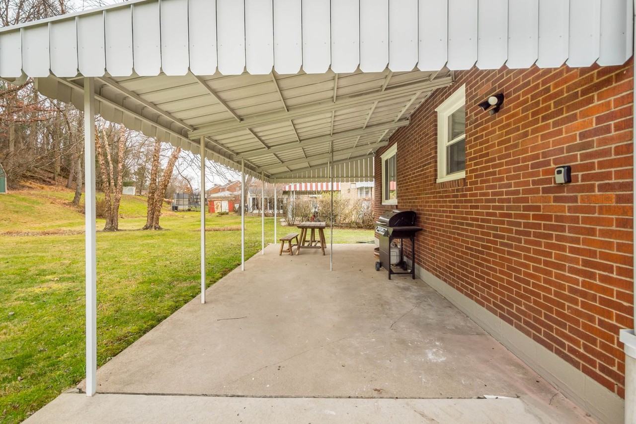 7995 Remington Dr - Photo 2 of 16