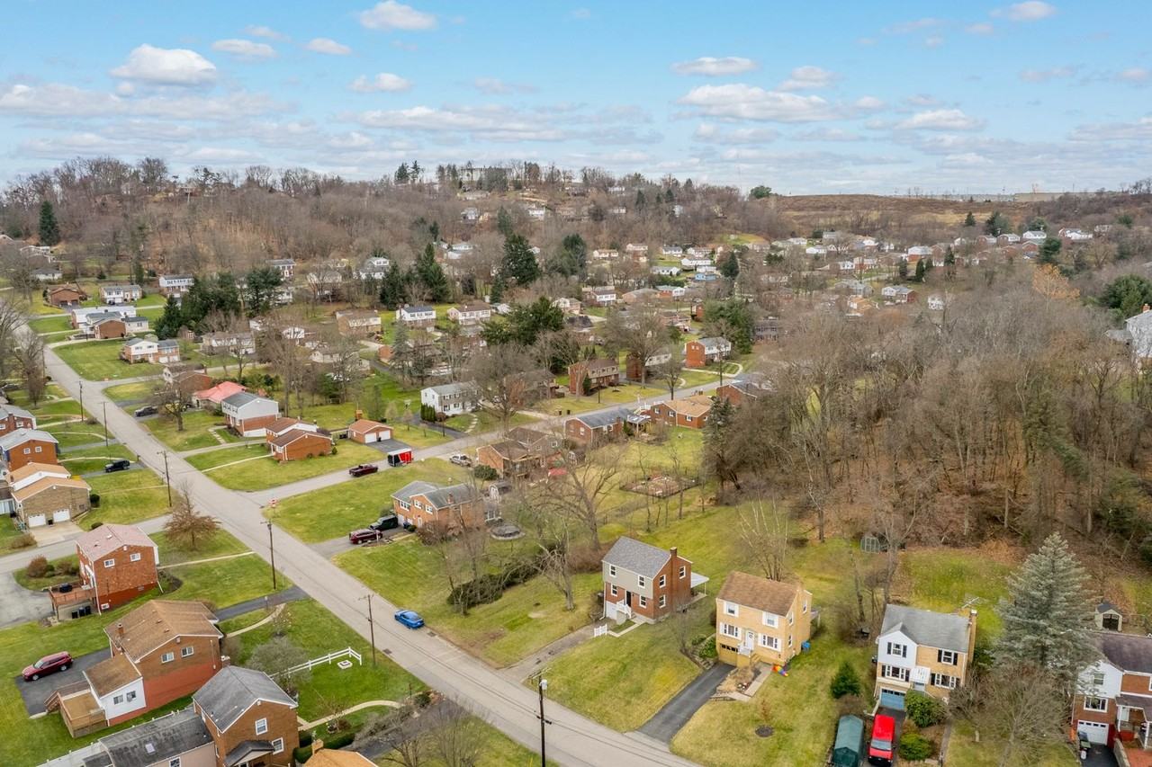 7995 Remington Dr - Photo 3 of 16