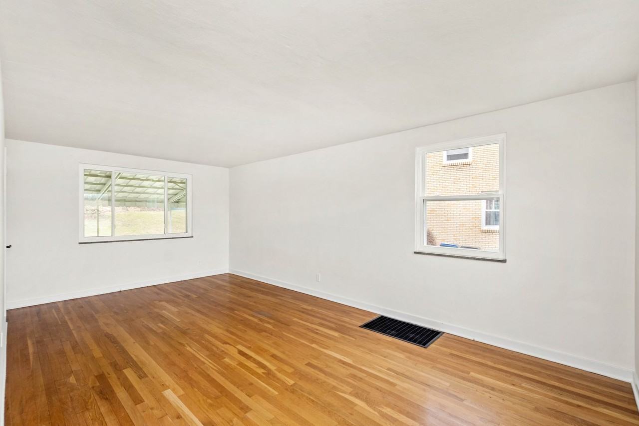 7995 Remington Dr - Photo 5 of 16