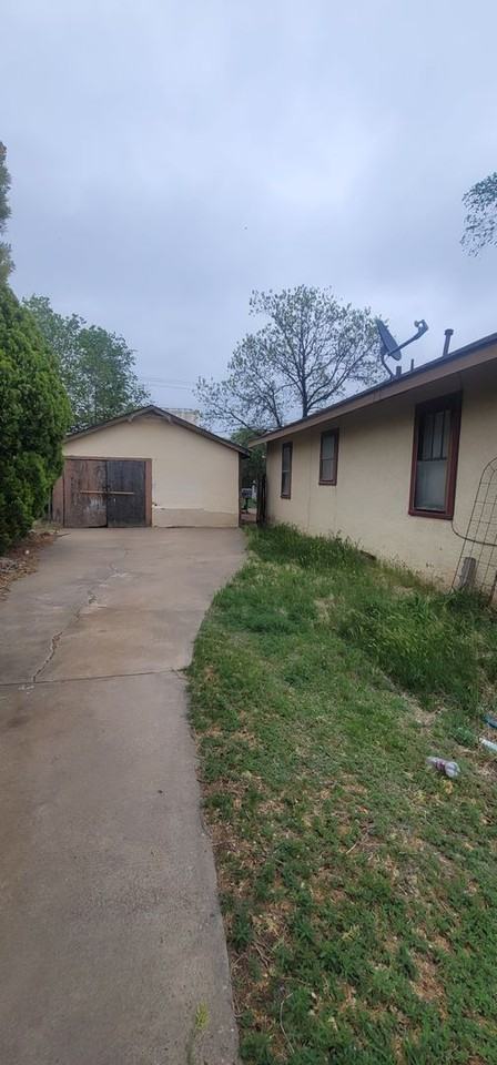 705 4th Ave - Photo 2 of 12