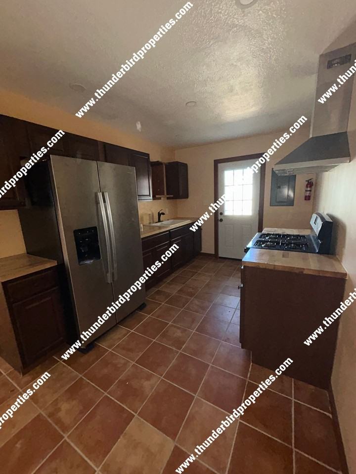 1315 San Mateo Blvd Se - Photo 3 of 14