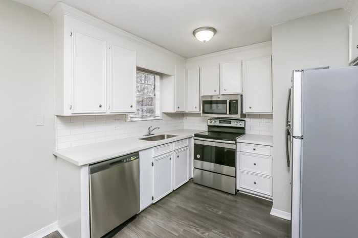 4127 Dearing St - Photo 3 of 10