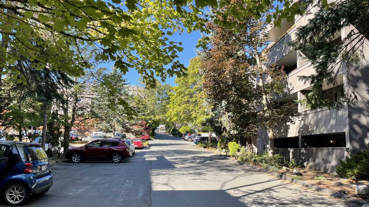 Pine Ridge Village Apartments - Photo 6 of 11