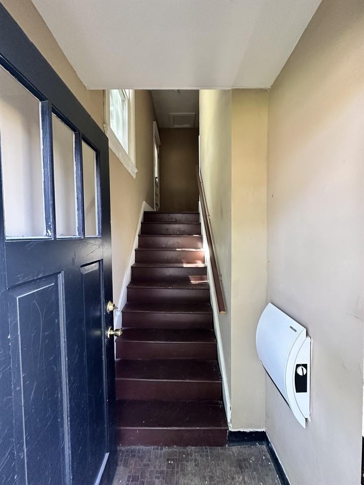 505 1/2 E Locust St #B - Photo 4 of 23