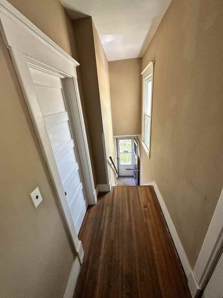 505 1/2 E Locust St #B - Photo 5 of 23