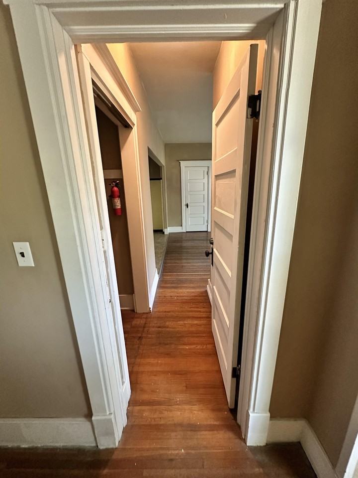505 1/2 E Locust St #B - Photo 6 of 23
