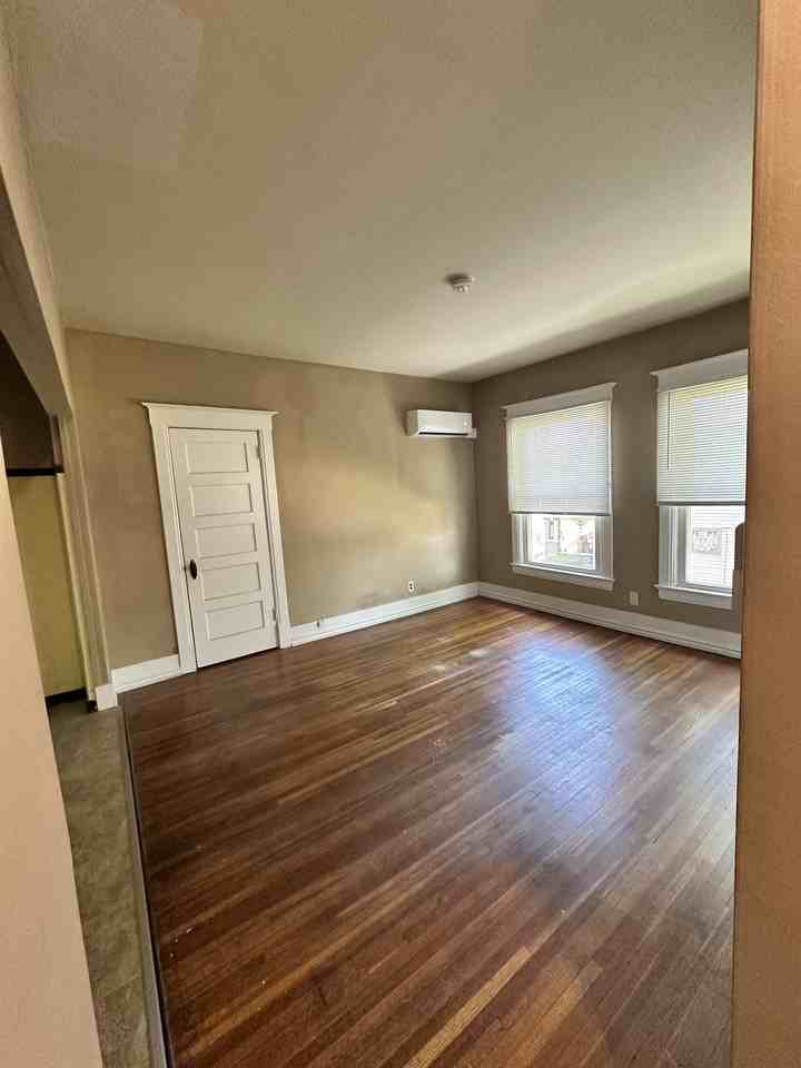 505 1/2 E Locust St #B - Photo 7 of 23