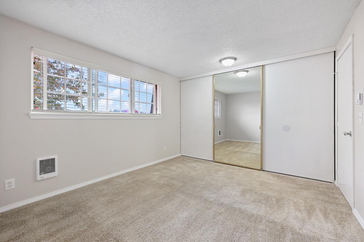 1017 S Pearl St - Photo 4 of 26