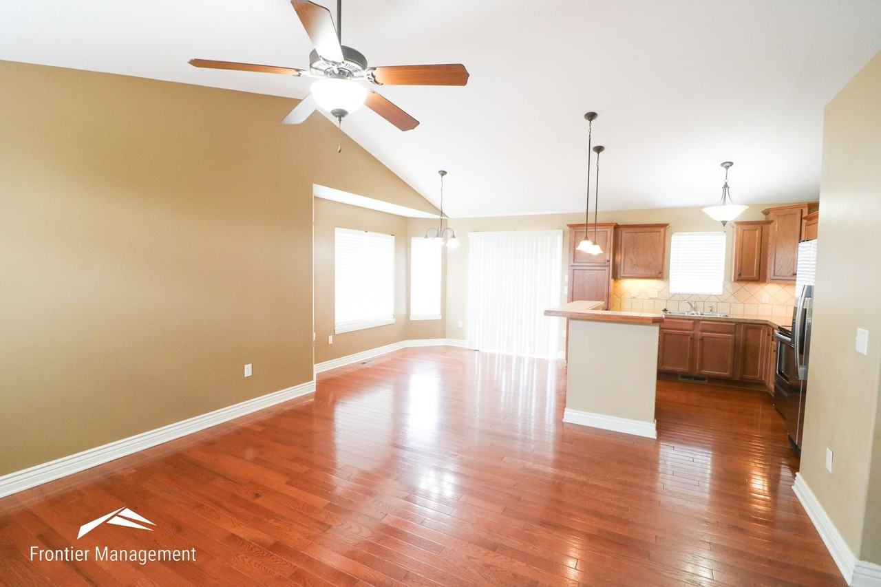 808 Fossilridge Dr - Photo 2 of 24