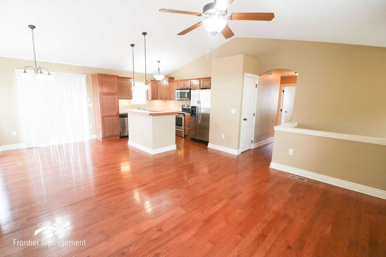 808 Fossilridge Dr - Photo 3 of 24