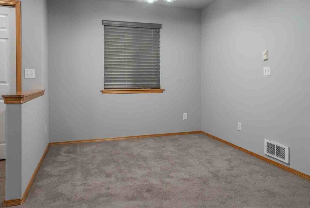 521 115th Ave Se - Photo 3 of 12