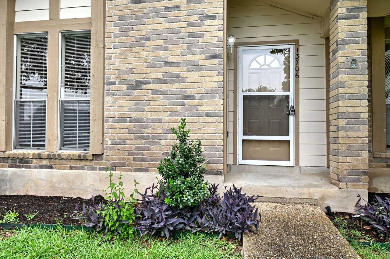 13706 Winding Hl - Photo 4 of 31
