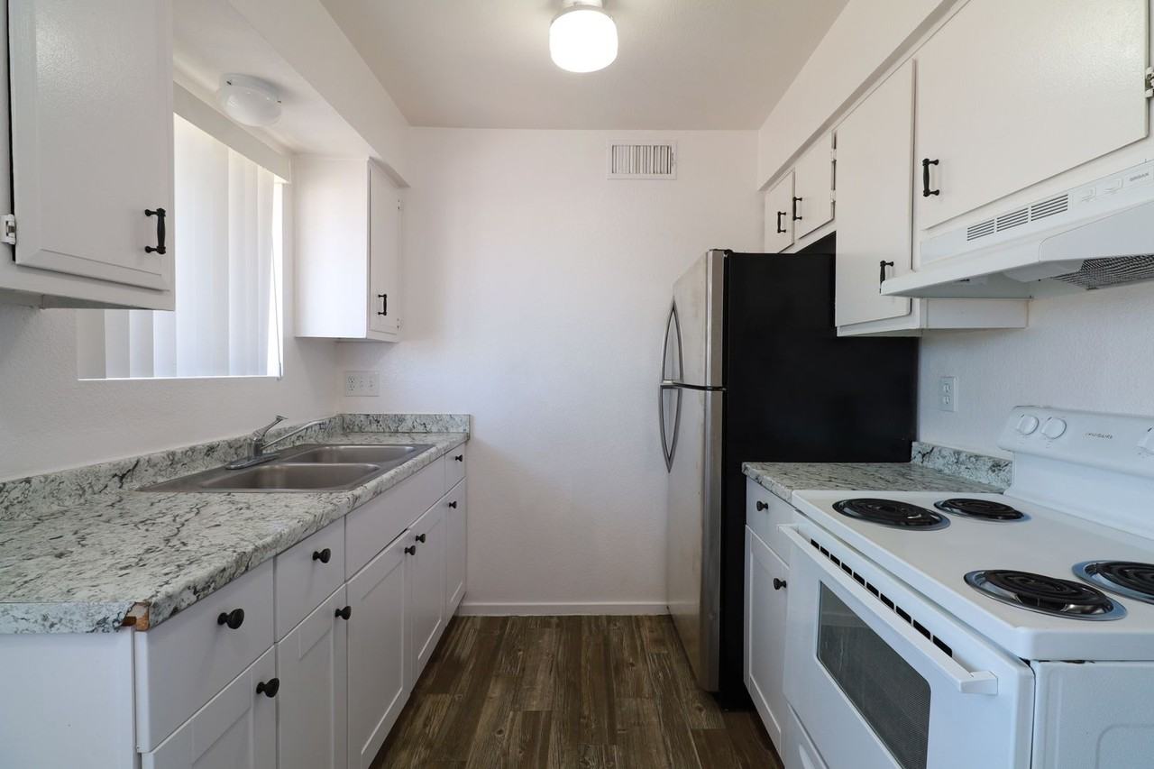 1620 N Beverly Ave #10 - Photo 2 of 14