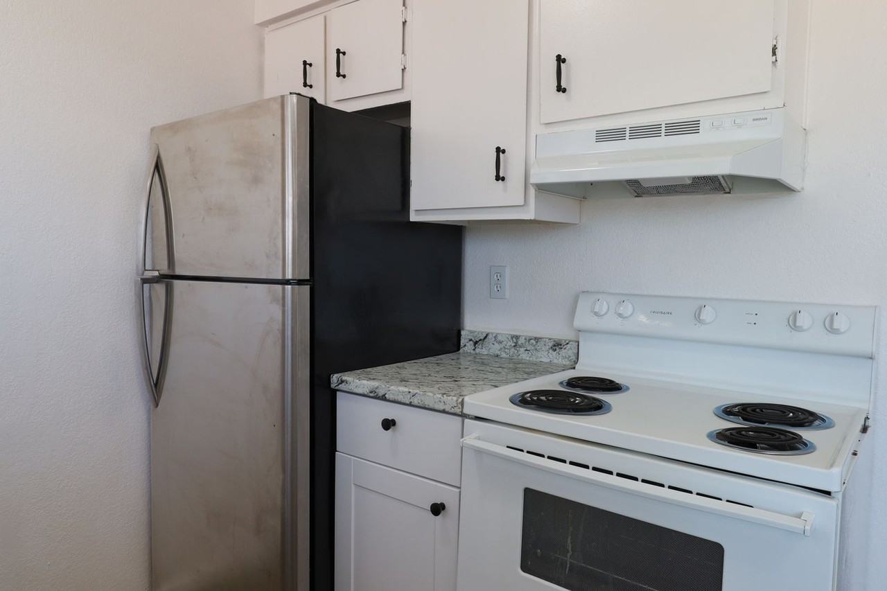 1620 N Beverly Ave #10 - Photo 3 of 14