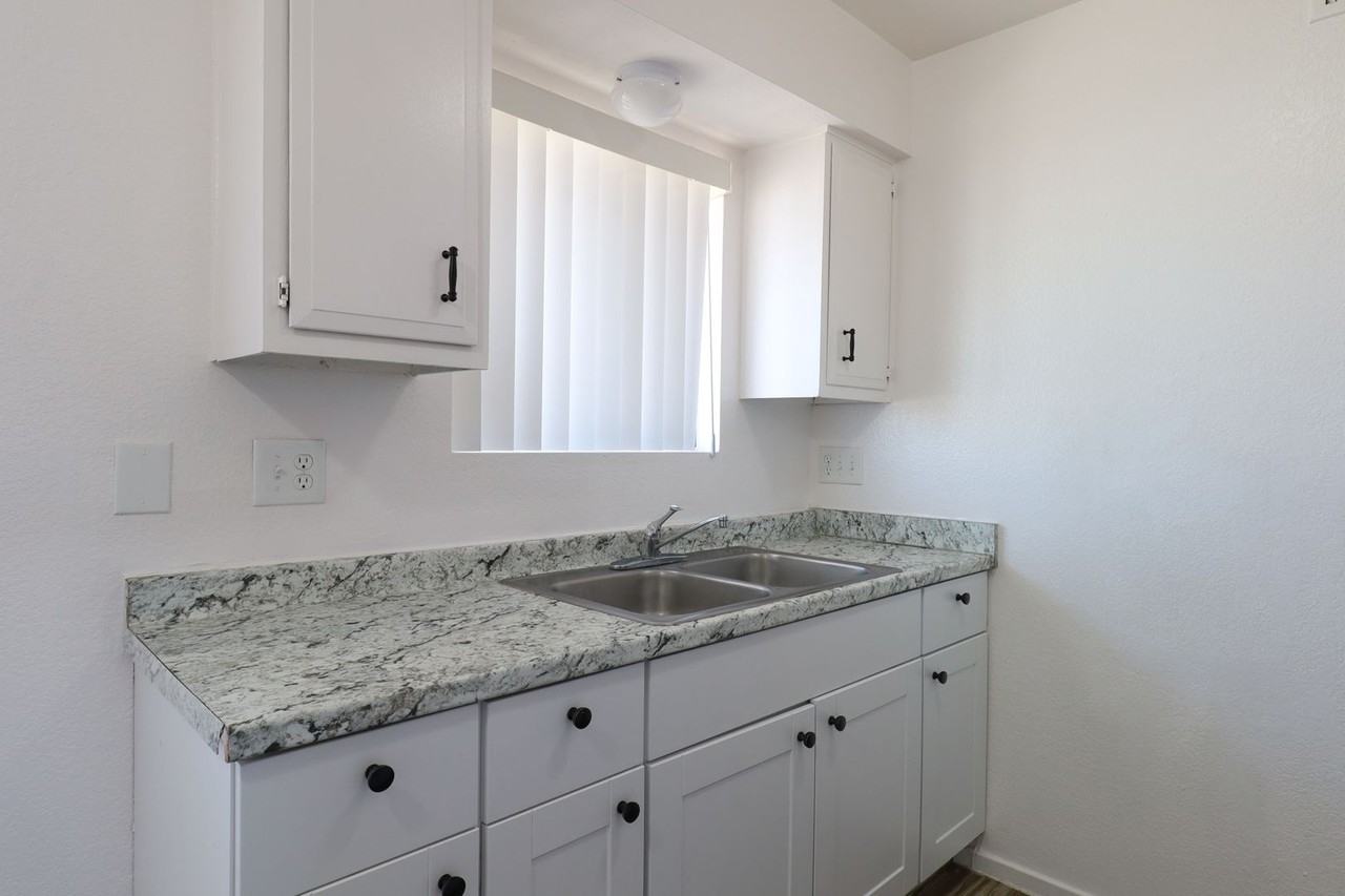 1620 N Beverly Ave #10 - Photo 4 of 14