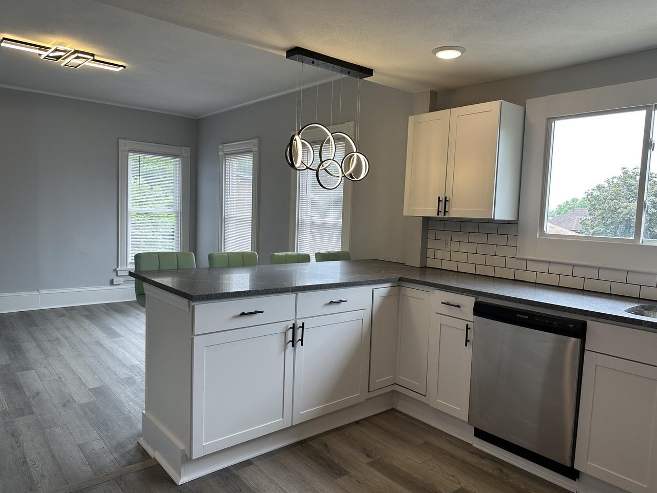 311 Oak St - Photo 3 of 23