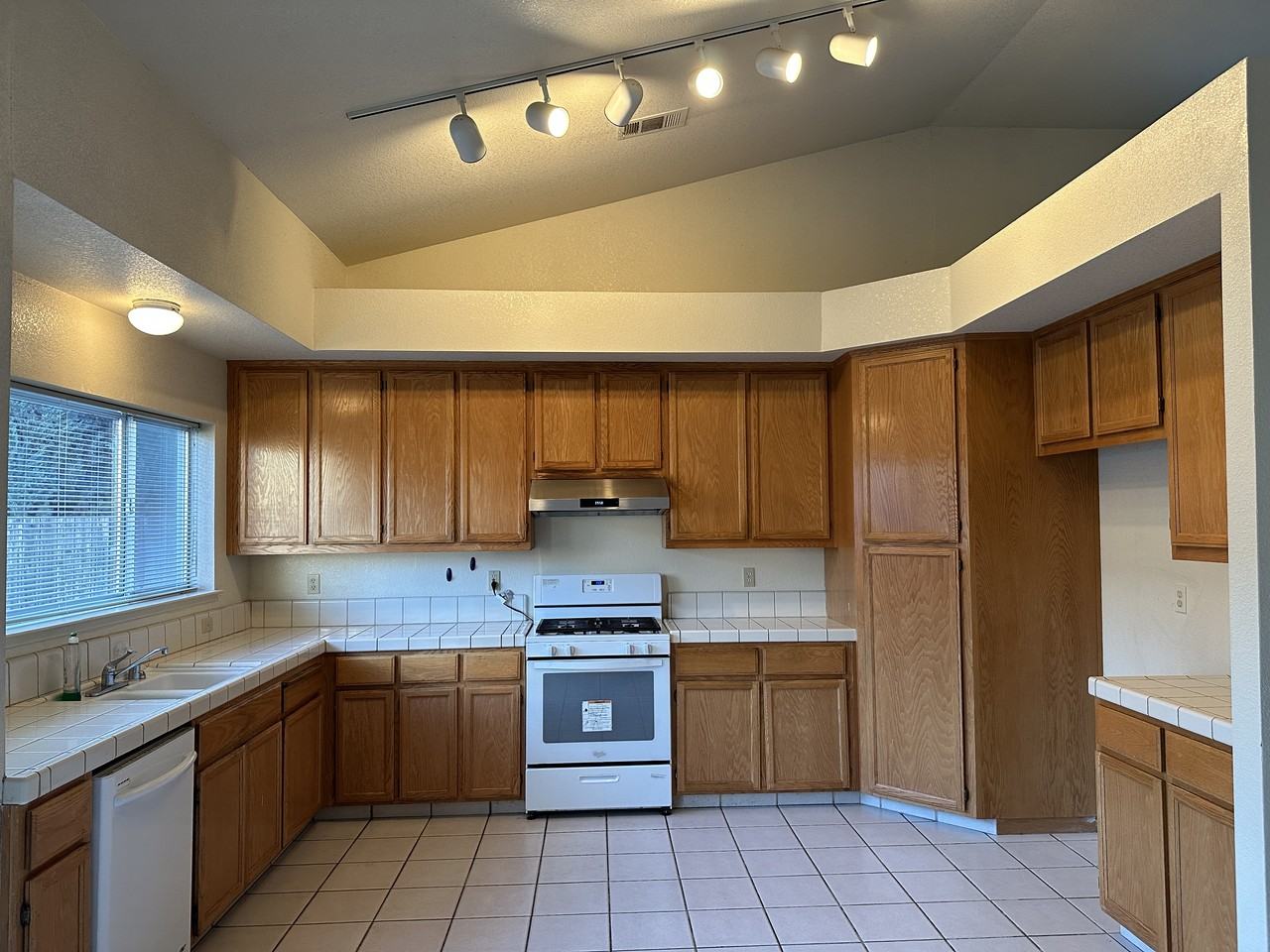 1003 Kate Linde Circle - Photo 3 of 10