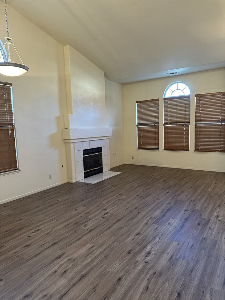 1003 Kate Linde Circle - Photo 4 of 10