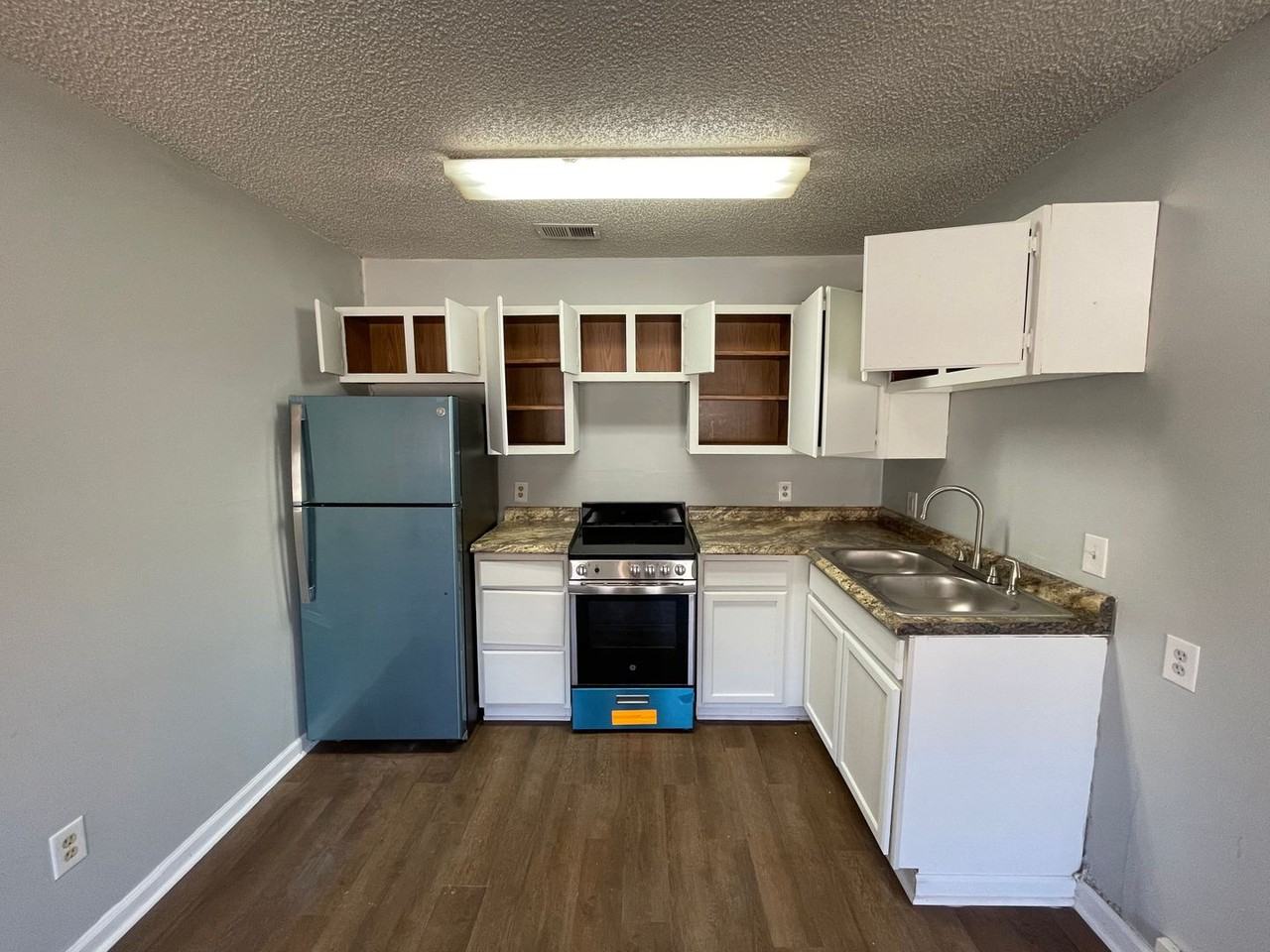 Newly Renovated Apartments - Photo 5 of 12