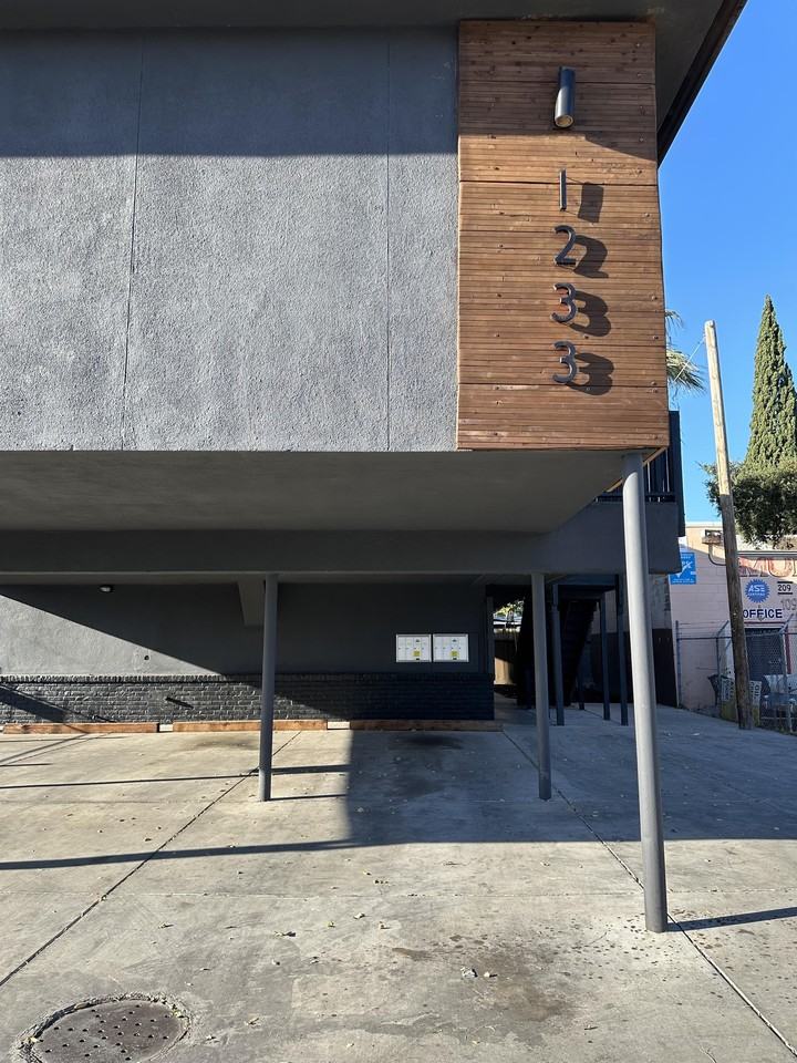 1233 E. Weber Avenue - Photo 2 of 24