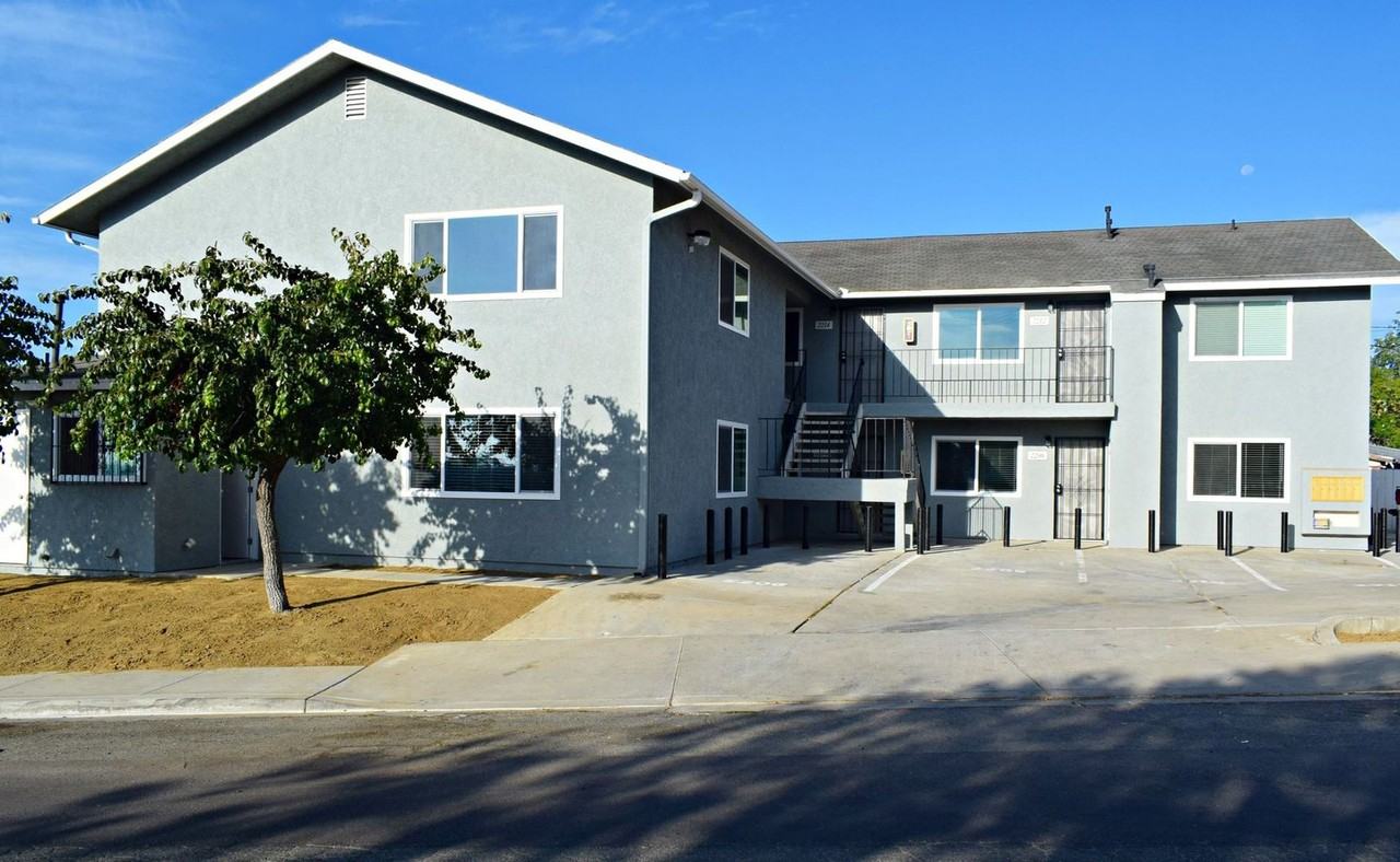 2216 W Dunlop St - Photo 3 of 14