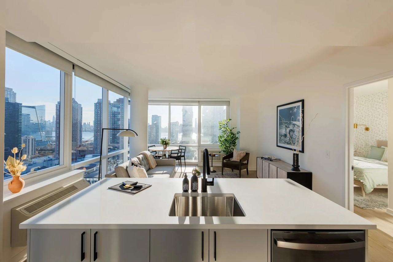112 Morgan St - Photo 2 of 13