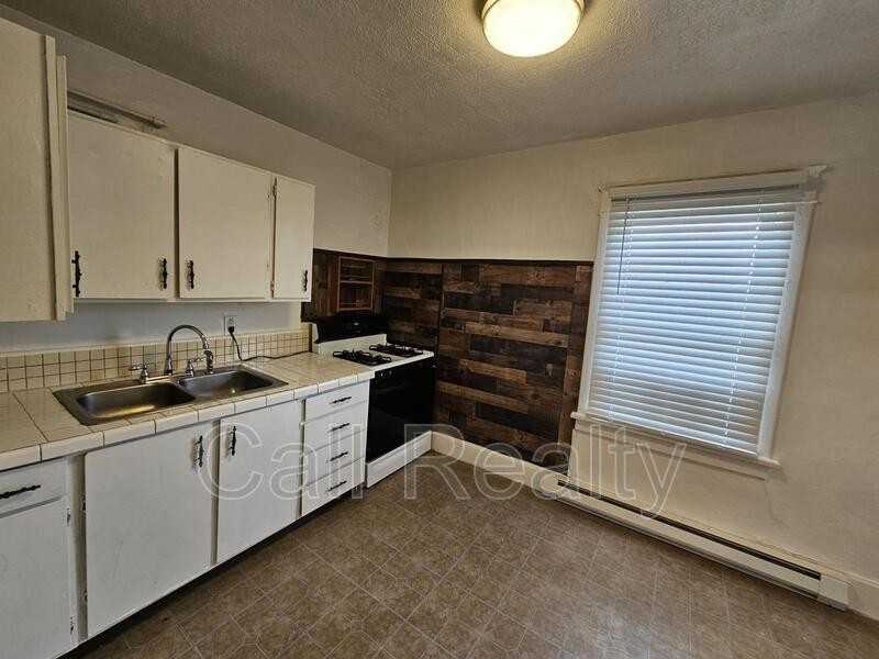 1423 W Maxwell Ave #2 - Photo 2 of 7