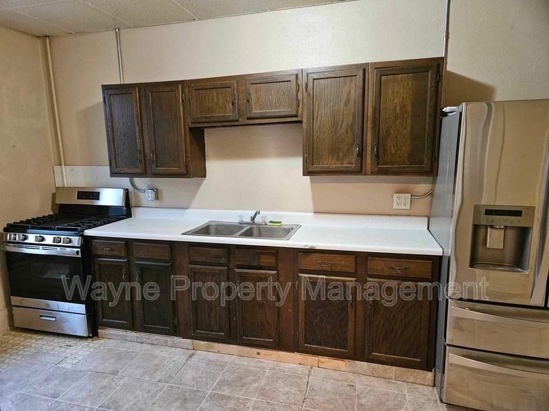 546 2nd St #6 - Photo 5 of 9