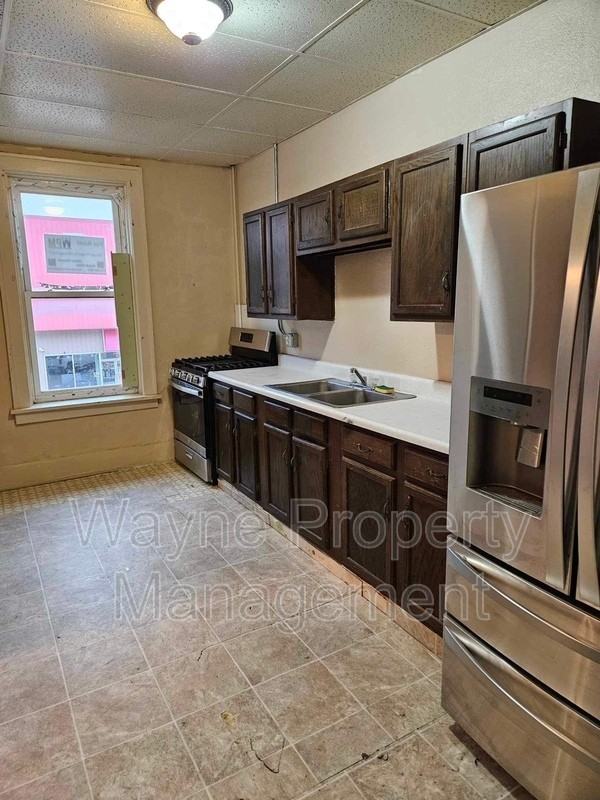 546 2nd St #6 - Photo 6 of 9