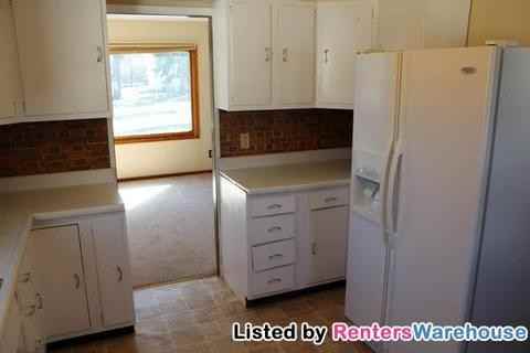 5856 Quebec Ave N - Photo 3 of 12