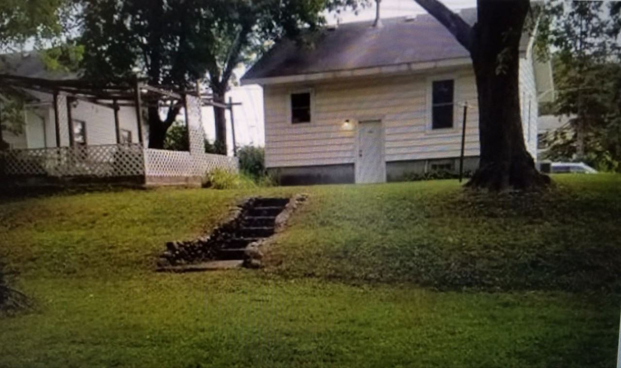 317 E 8th St - Photo 4 of 14