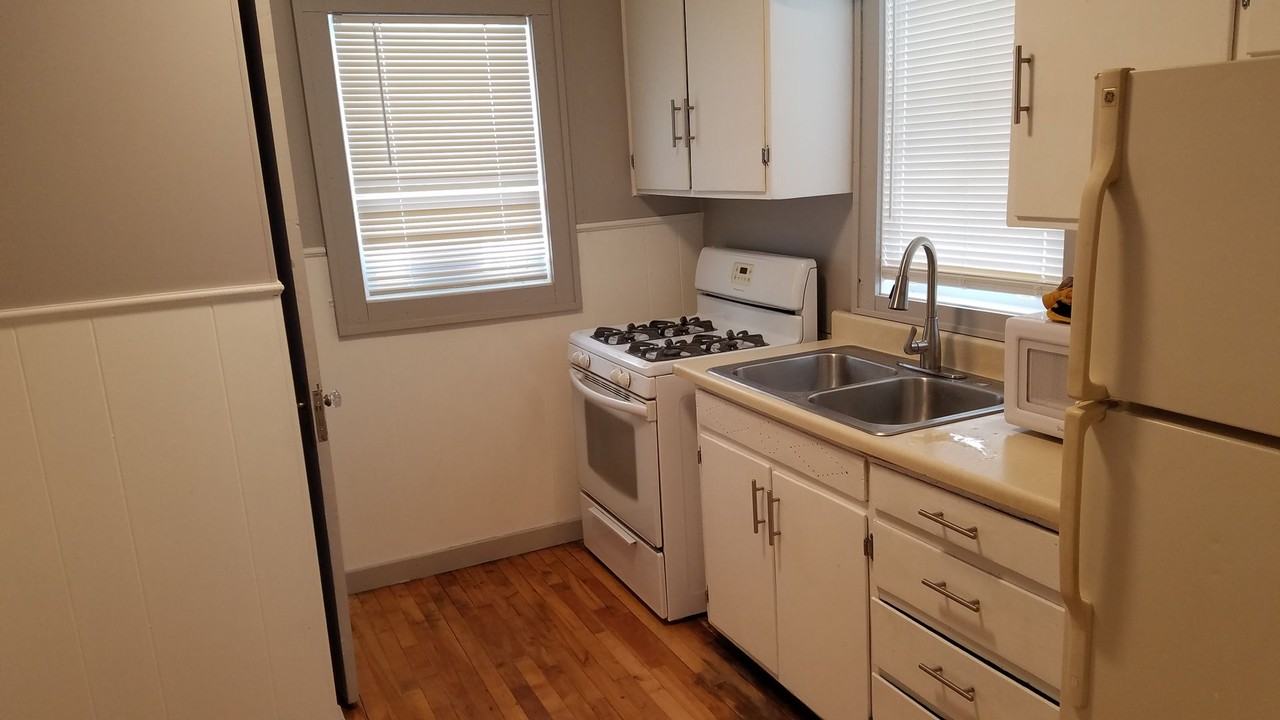 317 E 8th St - Photo 6 of 14