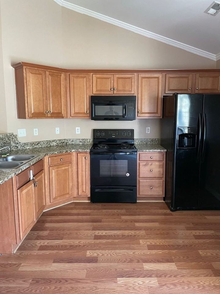 672 West Perry Road - Photo 3 of 10